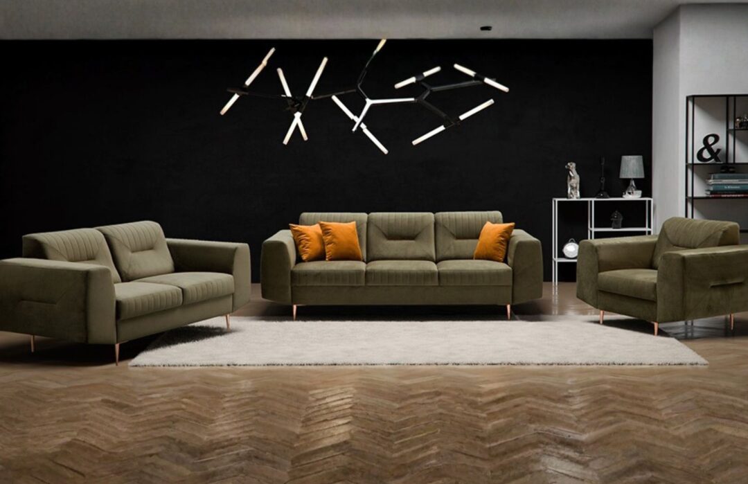 zestaw Venezia 3+ 2+1: sofa trzyosobowa, sofa dwuosobowa i fotel w ciemnym salonie z oświetleniem