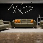 zestaw Venezia 3+ 2+1: sofa trzyosobowa, sofa dwuosobowa i fotel w ciemnym salonie z oświetleniem