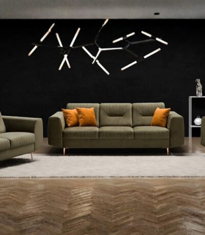 zestaw Venezia 3+ 2+1: sofa trzyosobowa, sofa dwuosobowa i fotel w ciemnym salonie z oświetleniem