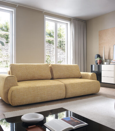 sofa nowoczesna w jasnym salonie
