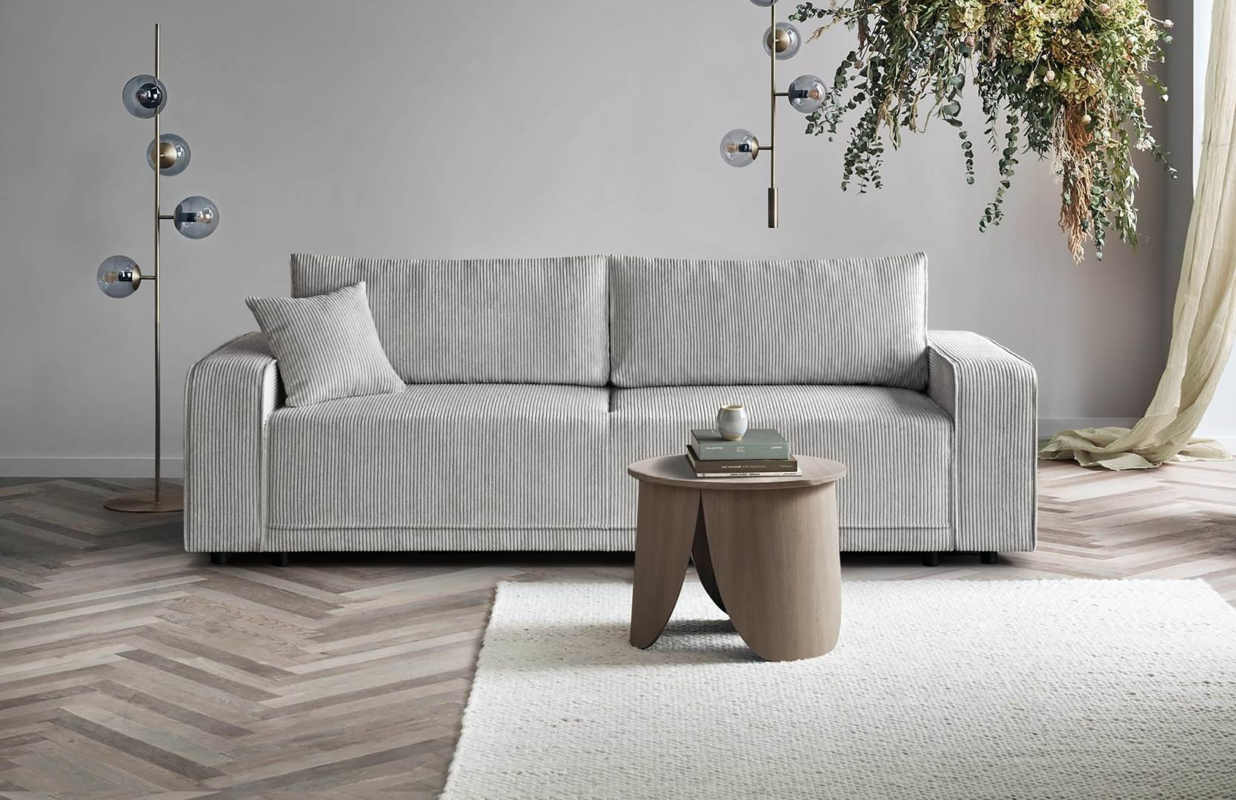 sofa jasna nowoczesna w minimalistycznym salonie